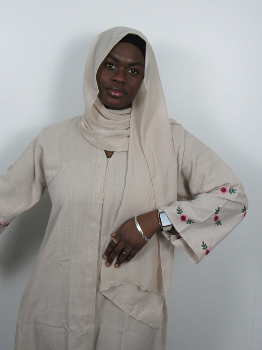 Abaya Élégance Florale – Crème avec Broderies Roses